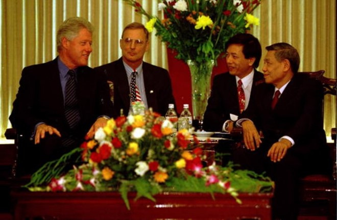 tong thong bill clinton va chuyen tham lich su nam 2000