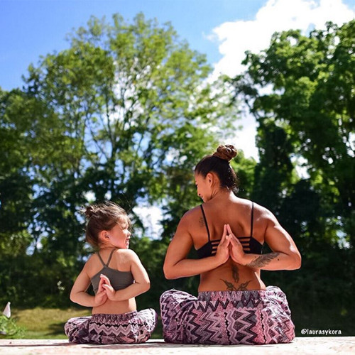 bo anh me va con gai tap yoga truyen cam hung