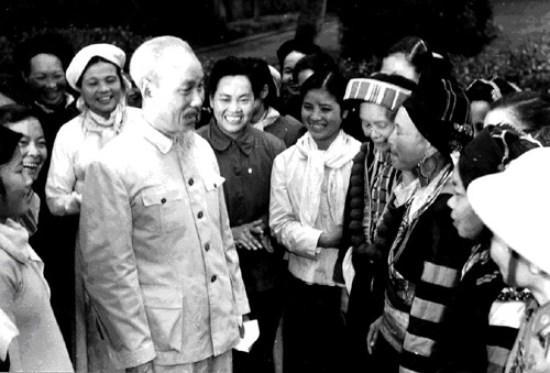 ho chi minh voi van hoa dang