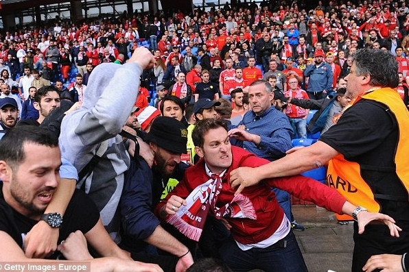 xem lai cdv choang nhau truoc tran chung ket europa league