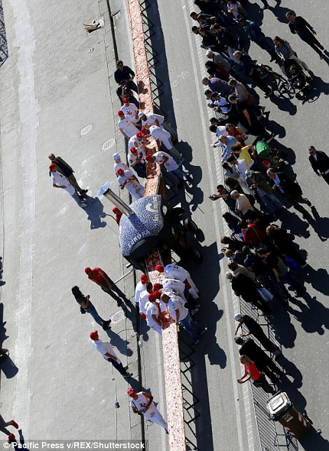 chiem nguong chiec banh pizza dai 2 km