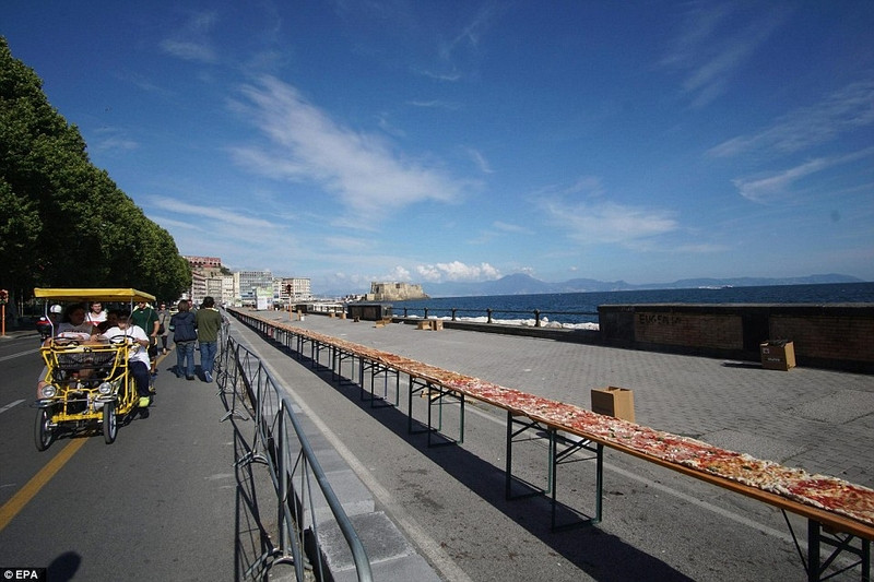 chiem nguong chiec banh pizza dai 2 km