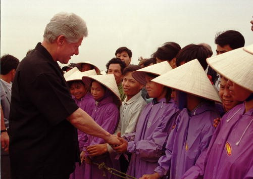 tong thong bill clinton va chuyen tham lich su nam 2000