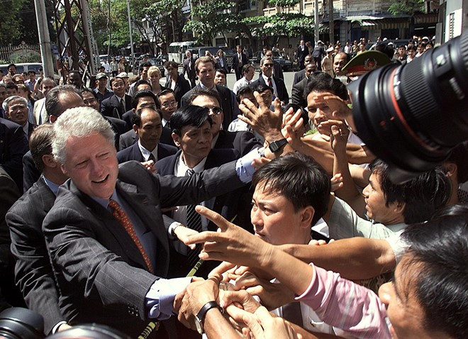 tong thong bill clinton va chuyen tham lich su nam 2000