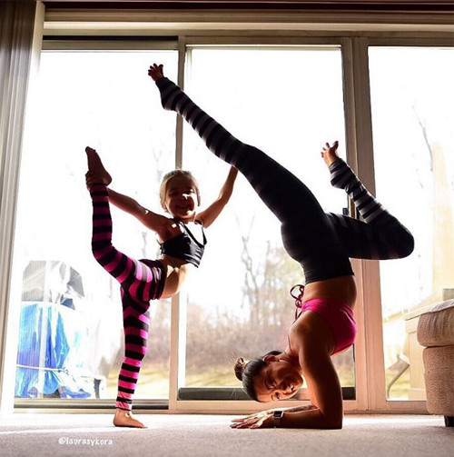 bo anh me va con gai tap yoga truyen cam hung