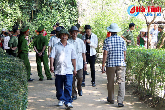 thang nam ve tham que bac