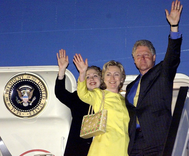 tong thong bill clinton va chuyen tham lich su nam 2000