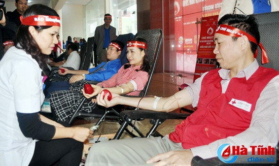 Lãnh đạo Hội Chữ thập đỏ, Đảng ủy Khối CCQ tỉnh, Tỉnh đoàn Hà Tĩnh và các ban, ngành tham gia hiến máu hưởng ứng ngày "Chủ nhật đỏ" Với sự hưởng ứng tích cực của đông đảo các bạn trẻ, dự kiến chương trình “Chủ nhật đỏ” lần thứ VIII sẽ thu về 500 – 600 đơn vị máu