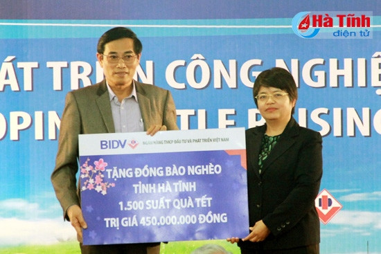 Chủ tịch UBMTTQ tỉnh Từ Văn Diện và lãnh đạo huyện Cẩm Xuyên tiếp nhận 2.000 suất quà Tết do BIDV trao tặng Chủ tịch UBMTTQ tỉnh Từ Văn Diện và lãnh đạo huyện Cẩm Xuyên tiếp nhận 2.000 suất quà Tết do BIDV trao tặng