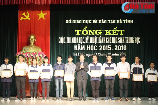 Lãnh đạo Sở GD&ĐT, Liên hiệp các hội KH-KT trao thưởng cho các học sinh đạt giải