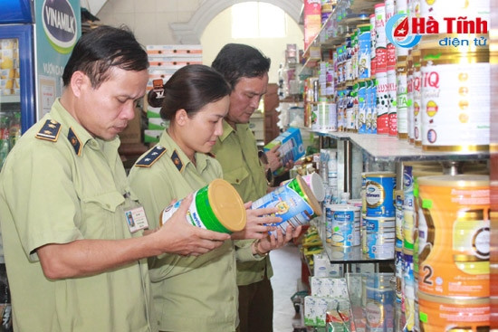 Lực lượng quản lý thị trường tăng cường kiểm tra, kiểm soát hàng hóa phục vụ tết. Ảnh: Chính Thu Lực lượng quản lý thị trường tăng cường kiểm tra, kiểm soát hàng hóa phục vụ tết. Ảnh: Chính Thu