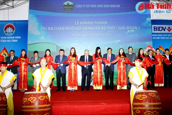 Lãnh đạo Trung ương, BIDV Việt Nam, tỉnh Hà Tĩnh và Công ty CP Chăn nuôi Bình Hà cắt băng khánh thành dự án giai đoạn 1