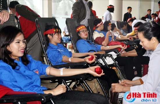 Lãnh đạo Hội Chữ thập đỏ, Đảng ủy Khối CCQ tỉnh, Tỉnh đoàn Hà Tĩnh và các ban, ngành tham gia hiến máu hưởng ứng ngày "Chủ nhật đỏ" Với sự hưởng ứng tích cực của đông đảo các bạn trẻ, dự kiến chương trình “Chủ nhật đỏ” lần thứ VIII sẽ thu về 500 – 600 đơn vị máu