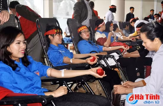 Lãnh đạo Hội Chữ thập đỏ, Đảng ủy Khối CCQ tỉnh, Tỉnh đoàn Hà Tĩnh và các ban, ngành tham gia hiến máu hưởng ứng ngày "Chủ nhật đỏ" Với sự hưởng ứng tích cực của đông đảo các bạn trẻ, dự kiến chương trình “Chủ nhật đỏ” lần thứ VIII sẽ thu về 500 – 600 đơn vị máu