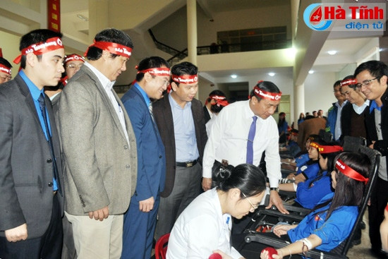 Lãnh đạo tỉnh trò chuyện với các bạn trẻ tình nguyện hiến máu