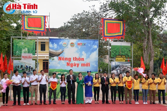 Sau gần 3 giờ tranh tài sôi nổi, Ban Tổ chức đã trao giải Nhất cho hai đội Kỳ Ninh và Kỳ Hưng.