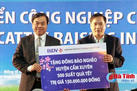 Chủ tịch UBMTTQ tỉnh Từ Văn Diện và lãnh đạo huyện Cẩm Xuyên tiếp nhận 2.000 suất quà Tết do BIDV trao tặng Chủ tịch UBMTTQ tỉnh Từ Văn Diện và lãnh đạo huyện Cẩm Xuyên tiếp nhận 2.000 suất quà Tết do BIDV trao tặng