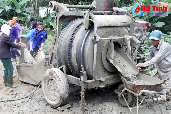 Khơi thông hệ thống kênh mương và hoàn thiện tuyến bê tông nông thôn dài 150m tại thôn 1 xã Xuân Lĩnh