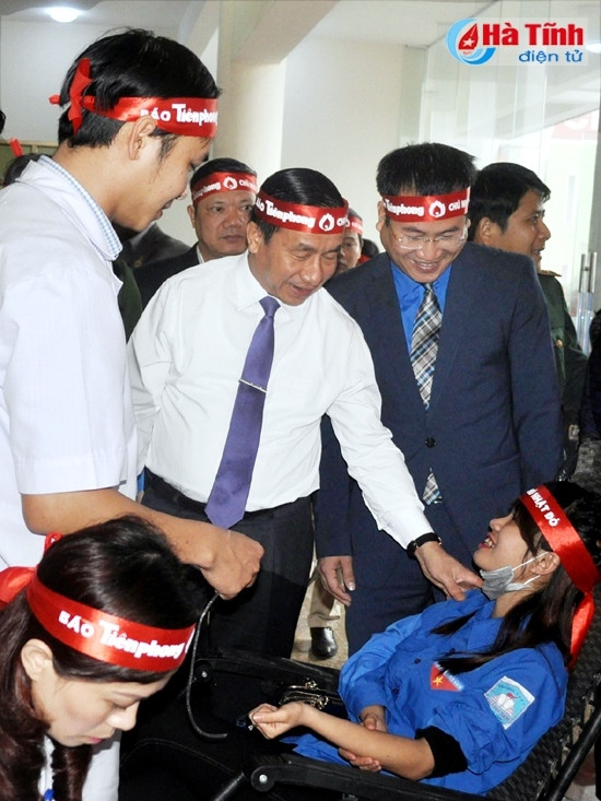 Lãnh đạo tỉnh trò chuyện với các bạn trẻ tình nguyện hiến máu Lãnh đạo tỉnh trò chuyện với các bạn trẻ tình nguyện hiến máu