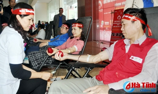 Lãnh đạo Hội Chữ thập đỏ, Đảng ủy Khối CCQ tỉnh, Tỉnh đoàn Hà Tĩnh và các ban, ngành tham gia hiến máu hưởng ứng ngày "Chủ nhật đỏ" Lãnh đạo Hội Chữ thập đỏ, Đảng ủy Khối CCQ tỉnh, Tỉnh đoàn Hà Tĩnh và các ban, ngành tham gia hiến máu hưởng ứng ngày "Chủ nhật đỏ"