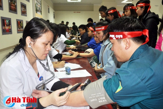 Lãnh đạo Hội Chữ thập đỏ, Đảng ủy Khối CCQ tỉnh, Tỉnh đoàn Hà Tĩnh và các ban, ngành tham gia hiến máu hưởng ứng ngày "Chủ nhật đỏ" Với sự hưởng ứng tích cực của đông đảo các bạn trẻ, dự kiến chương trình “Chủ nhật đỏ” lần thứ VIII sẽ thu về 500 – 600 đơn vị máu