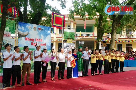 Trao thưởng cho các đội.