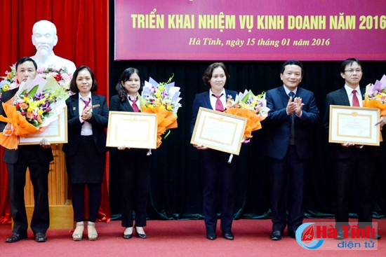 Bí thư Đảng ủy khối DN Trần Văn Kỳ, Giám đốc Agribank Hà Tĩnh Nguyễn Thị Diên trao giấy khen cho các tập thể, cá nhân thực hiện tốt nhiệm vụ chính trị năm 2015.