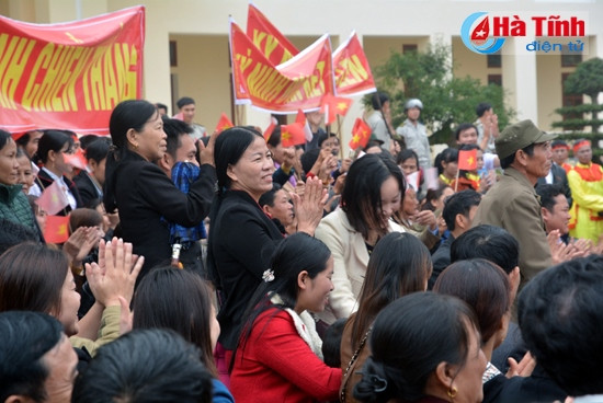 Đông đảo khán giả từ các địa phương đến cổ vũ các đội