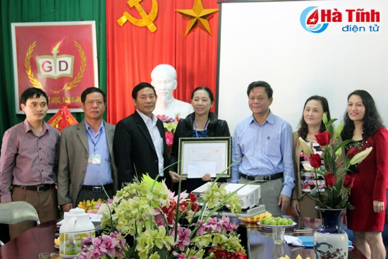 Chi cục DS - KHHGĐ tỉnh trao bằng khen của Tổng cục DS-KHHGĐ cho chị Hoàng Thị Huệ đạt giải ba tại cuộc thi kể chuyện bằng hình ảnh “Con gái thật tuyệt”. Chi cục DS - KHHGĐ tỉnh trao bằng khen của Tổng cục DS-KHHGĐ cho chị Hoàng Thị Huệ đạt giải ba tại cuộc thi kể chuyện bằng hình ảnh “Con gái thật tuyệt”.