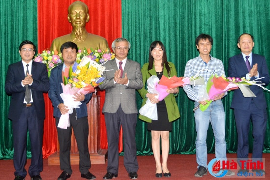 Lãnh đạo tỉnh tặng hoa chúc mừng các tác giả đạt Giải Báo chí Quốc gia và Liên hoan Truyền hình toàn quốc