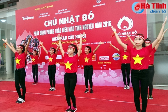 Nhiều tiết mục văn nghệ do ĐVTN biểu diễn khiến không khí ngày hội hiến máu tình nguyện thêm sôi nổi, ý nghĩa.