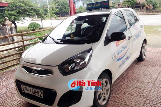 Chiếc taxi bị nổ lốp được phát hiện tại phường Đậu Liêu (thị xã Hồng Lĩnh)