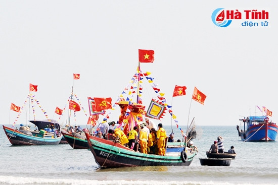 Ngư dân Cẩm Xuyên rước thuyền ra biển chuẩn bị mùa đánh bắt mới. Ảnh: Hương Thành Ngư dân Cẩm Xuyên rước thuyền ra biển chuẩn bị mùa đánh bắt mới. Ảnh: Hương Thành