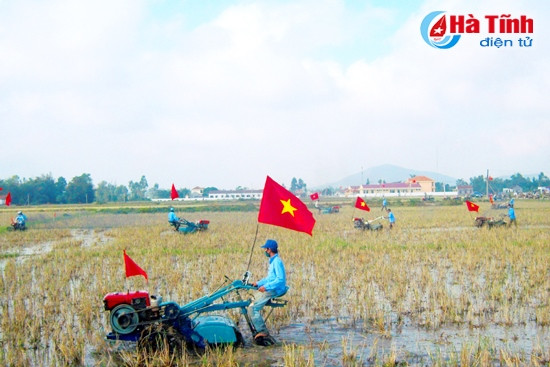 Nhân dân Can Lộc ra quân sản xuất vụ xuân, thi đua lập thành tích dâng lên đại hội Đảng. Ảnh: Vũ Tuấn Nhân dân Can Lộc ra quân sản xuất vụ xuân, thi đua lập thành tích dâng lên đại hội Đảng. Ảnh: Vũ Tuấn