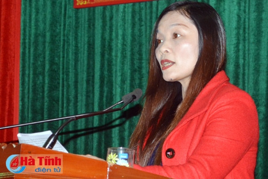 Phó trưởng Ban Tuyên giáo Tỉnh ủy Nguyễn Thị Hà Tân đọc báo cáo tổng kết hoạt động báo chí năm 2015 và nhiệm vụ năm 2016