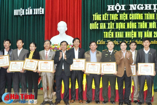 Lãnh đạo huyện Cẩm Xuyên trao giấy khen cho các tập thể có thành tích xuất sắc trong xây dựng NTM