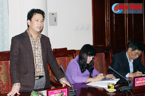 Phó Chủ tịch UBND tỉnh Đặng Quốc Khánh: Năm 2015, mặc dù có những khó khăn nhưng công tác thu ngân sách (nội địa), triển khai các dự án trọng điểm, xây dựng NTM… đạt kết quả tốt. Đây là kết quả của sự lãnh đạo, chỉ đạo quyết liệt, sáng tạo của cấp ủy, chính quyền và sự đồng thận cao của cả hệ thống chính trị.