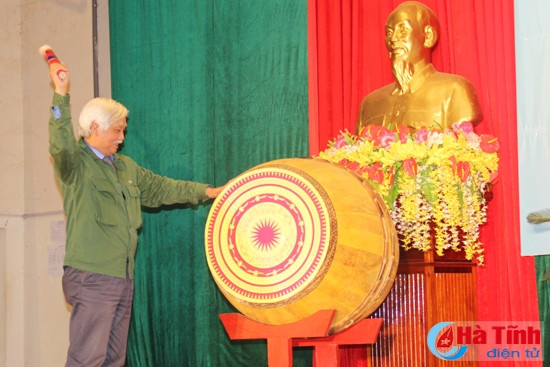 Nhà sử học Dương Trung Quốc đánh trống khai giảng khoá học. Nhà sử học Dương Trung Quốc đánh trống khai giảng khoá học.