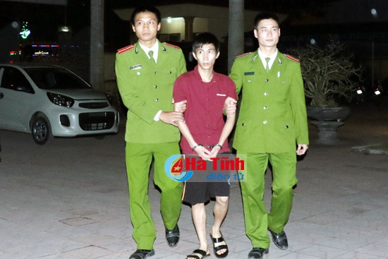 Công an TX. Hồng Lĩnh dẫn giải đối tượng về quy án