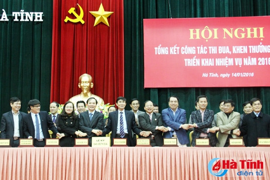 Đại diện lãnh đạo các khối thi đua của tỉnh đã tham gia ký kết giao ước thi đua năm 2016.
