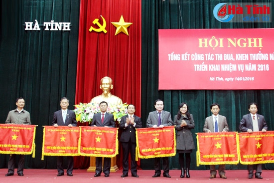 Lãnh đạo tỉnh trao cờ thi đua xuất sắc và bằng khen của UBND tỉnh cho các tập thể