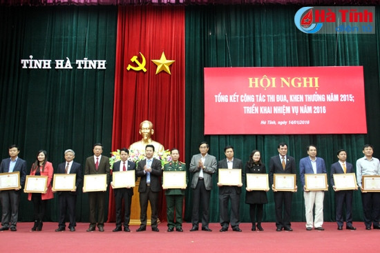 Lãnh đạo tỉnh trao cờ thi đua xuất sắc và bằng khen của UBND tỉnh cho các tập thể