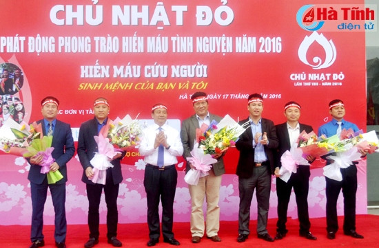 Bí thư Tỉnh ủy – Chủ tịch UBND tỉnh Lê Đình Sơn, Phó Chủ tịch UBND tỉnh Đặng Quốc Khánh tặng hoa cho đại diện các đơn vị tổ chức chương trình