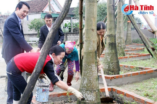 Lãnh đạo huyện Nghi Xuân chỉ đạo hoàn thiện quy trình chăm sóc cây xanh tại Nhà Văn hóa thôn 5