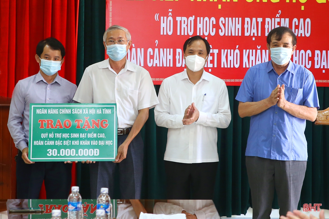Hà Tĩnh tiếp nhận hơn 1 tỷ đồng ủng hộ Quỹ “Hỗ trợ học sinh đạt điểm cao, hoàn cảnh đặc biệt khó khăn vào học đại học”