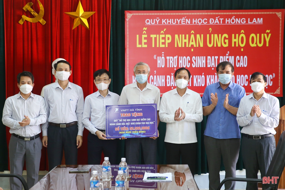 Hà Tĩnh tiếp nhận hơn 1 tỷ đồng ủng hộ Quỹ “Hỗ trợ học sinh đạt điểm cao, hoàn cảnh đặc biệt khó khăn vào học đại học”
