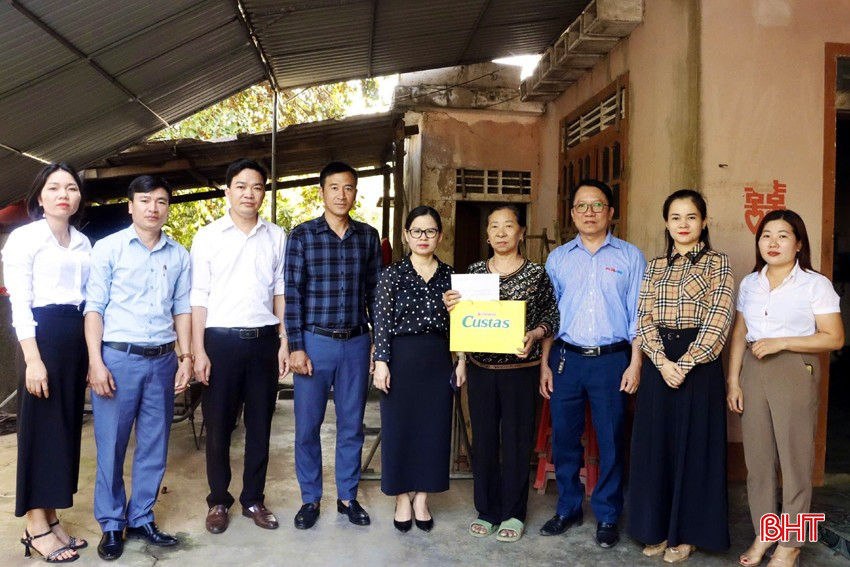 Đoàn thăm hỏi, tặng quà, trao tiền hỗ trợ cho bà Phan Thị Triện (thôn Tân Giang, xã Kỳ Giang)... bqbht_br_z6504653763360-53eb94ab37b9c542002aac1f55c2196b.jpg