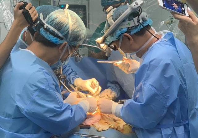 Mẹ hiến gan cứu con bé bỏng có cân nặng thấp nhất Việt Nam