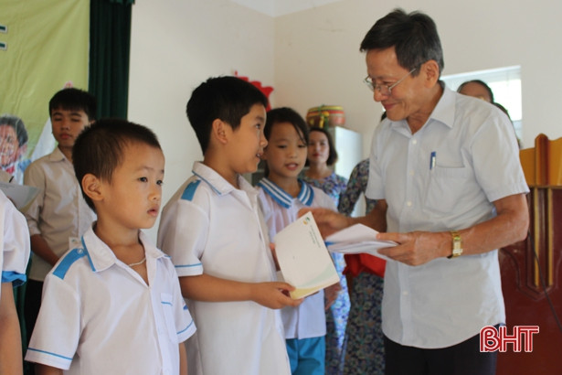 Viettel Hà Tĩnh trao 60 suất học bổng “Vì em hiếu học” ở Thạch Hà