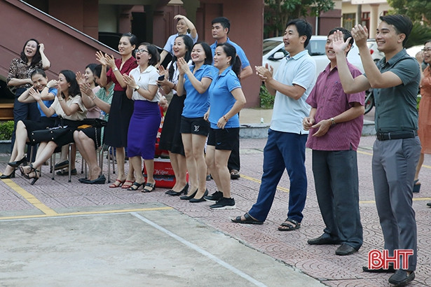 Đảng ủy Khối CCQ&DN tỉnh vô địch Giải bóng chuyền hơi khối các cơ quan Đảng